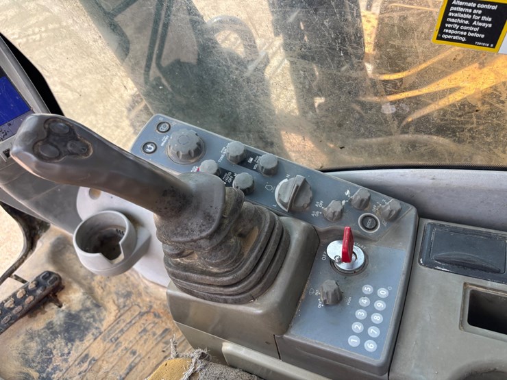 2015-deere-380g-lc-image-24