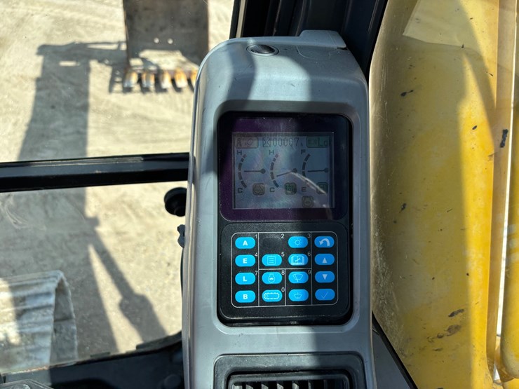 komatsu-pc220-lc-image-38