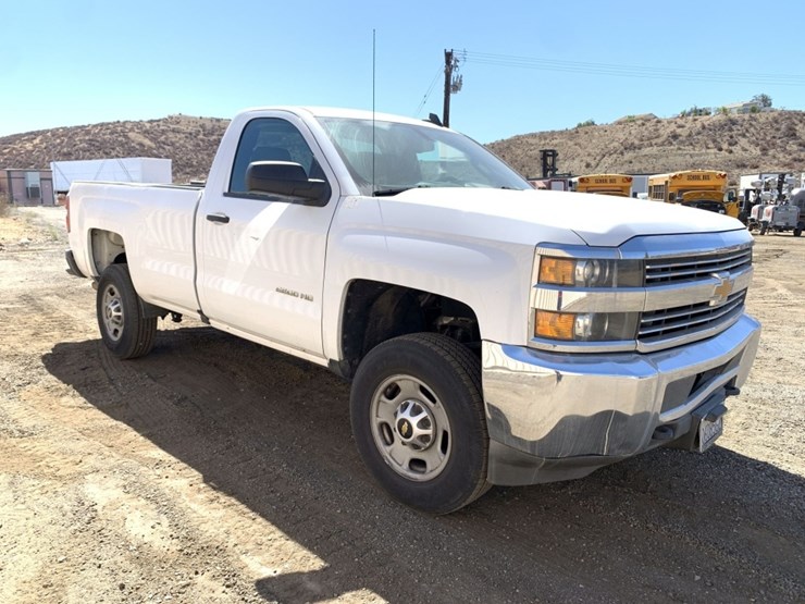 2017-chevrolet-2500hd-image-2