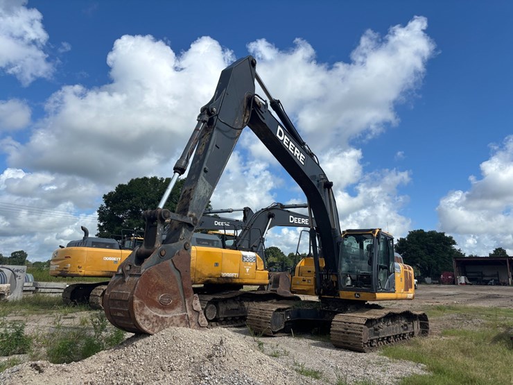 2019-deere-250g-lc-image-1