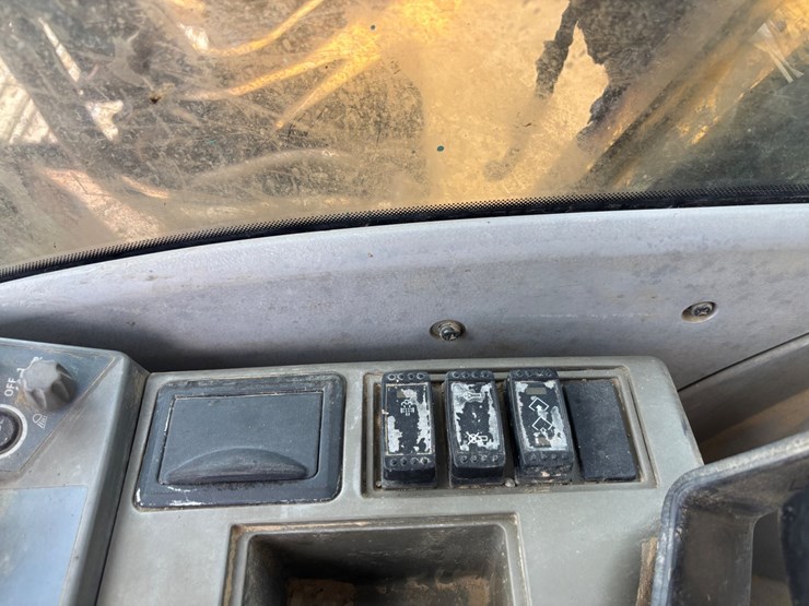 2015-deere-380g-lc-image-25