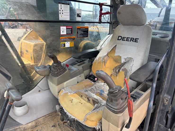 2015-deere-380g-lc-image-21
