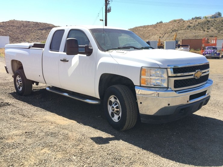 2013-chevrolet-silverado-2500-image-2
