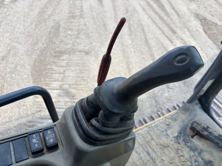 2015-deere-380g-lc-image-28