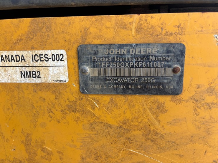 2019-deere-250g-lc-image-3