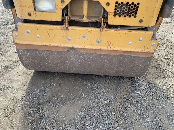 2015-caterpillar-cb14b-image-10