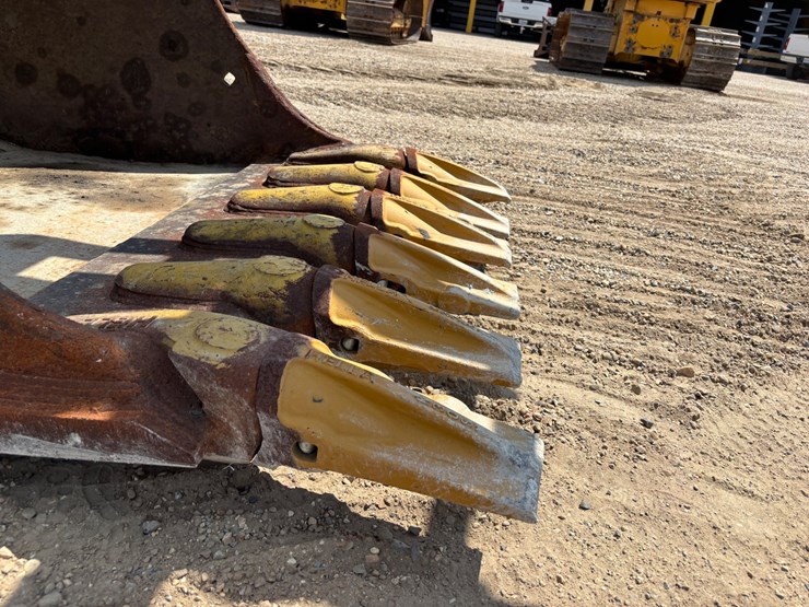 komatsu-pc220-lc-image-13