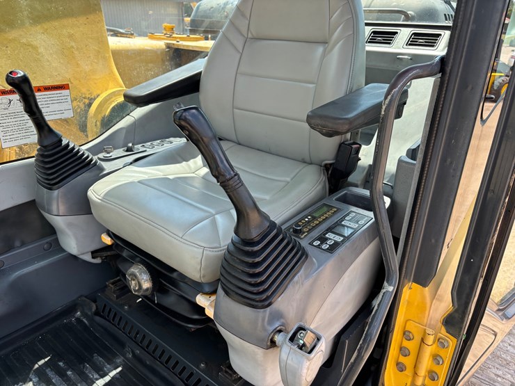 komatsu-pc220-lc-image-30