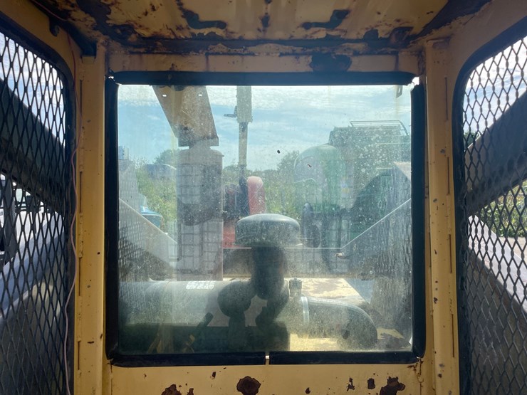 new-holland-l785-image-34