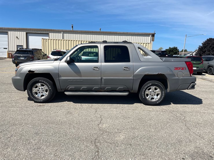 2002-chevrolet-avalanche-1500-image-8