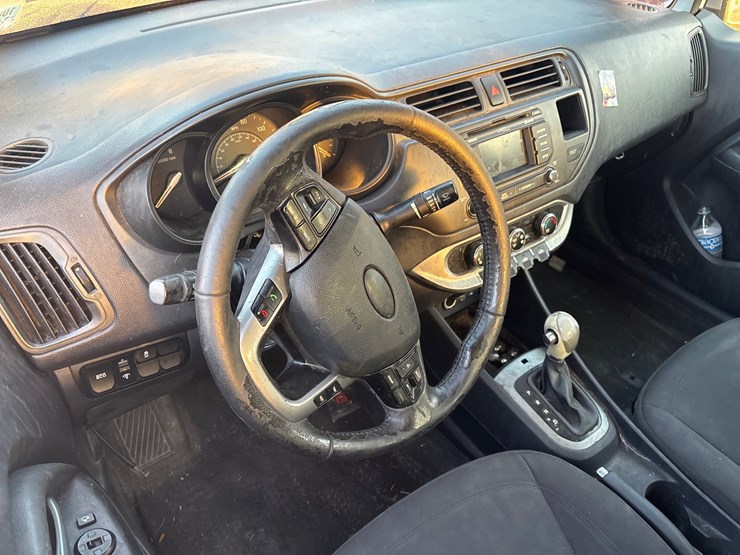 #826-•-2013-kia-rio-|-for-parts/repairs-image-7