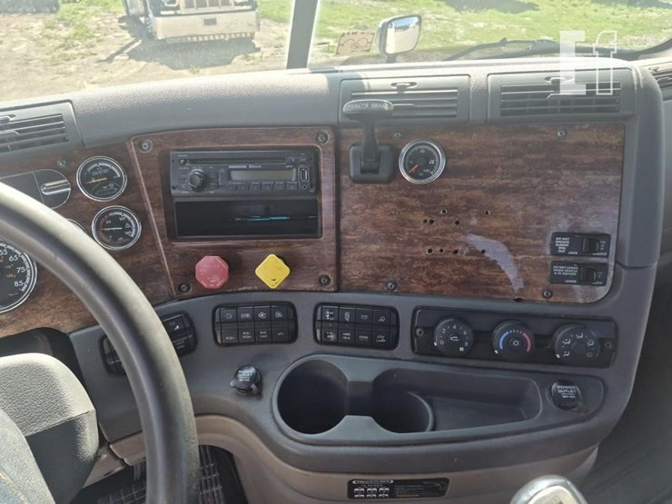 2013-freightliner-cascadia-125-image-14