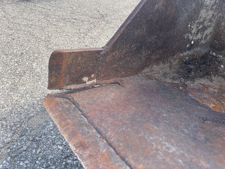 new-holland-l785-image-10