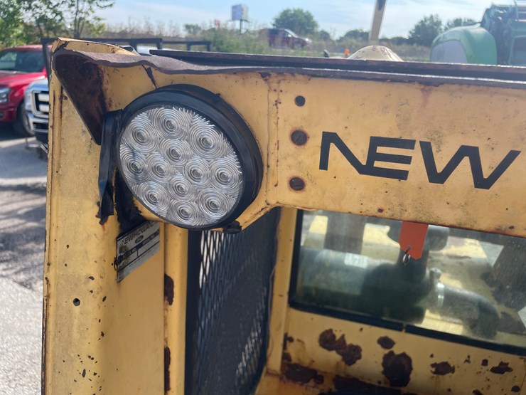 new-holland-l785-image-40