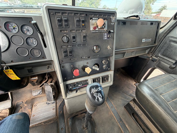 1992-mack-ch613-image-13