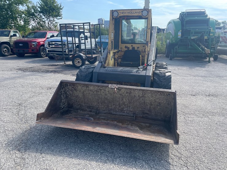 new-holland-l785-image-2