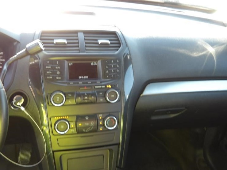 2019-ford-explorer-image-21