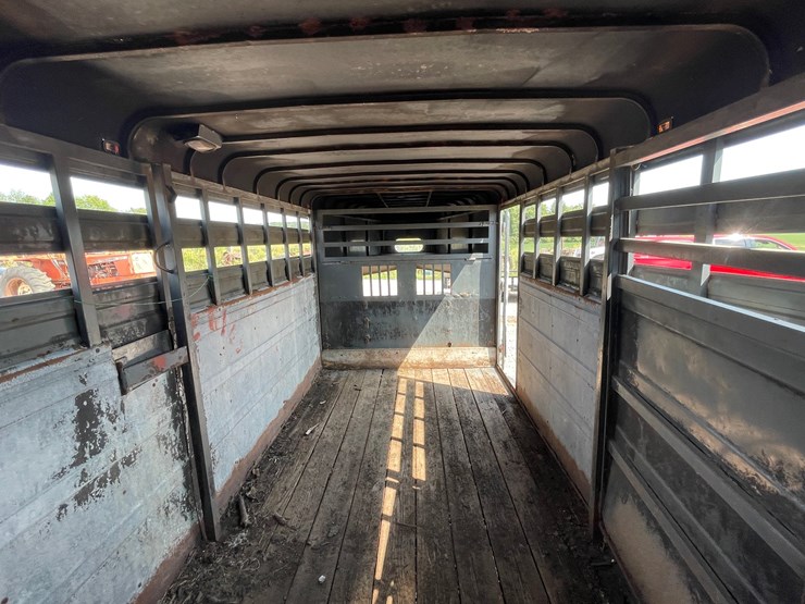 #2081-•-travelite-18'-gooseneck-cattle-trailer-(no-title)-image-29