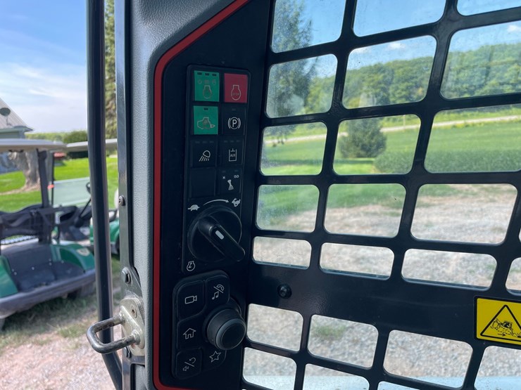 2020-bobcat-t64-image-32