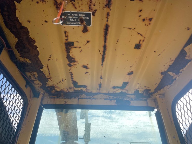 new-holland-l785-image-35