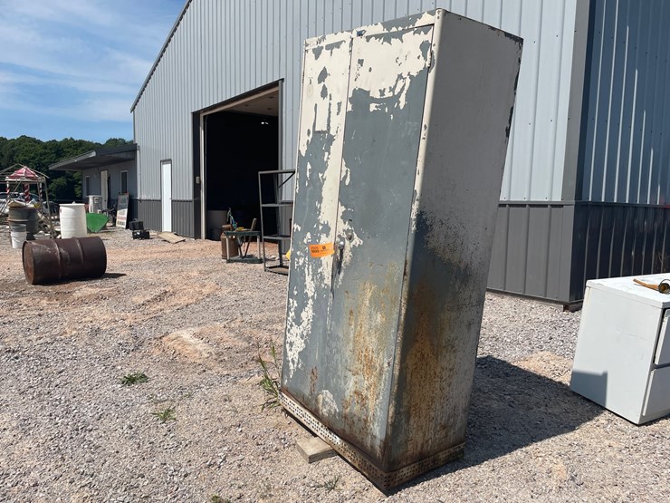 #2505-•-metal-storage-cabinet-polley-dump-hopper-image-1