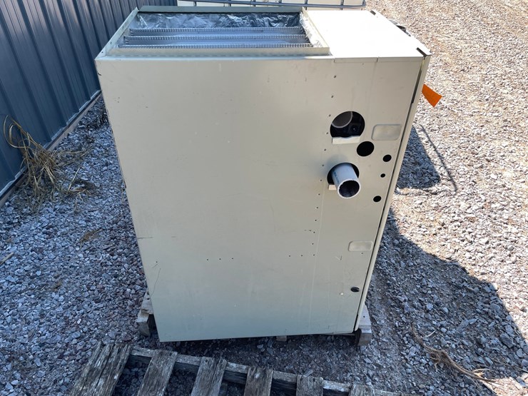 #2476-•-carrier-and-bryant-plus-90-furnaces-image-4