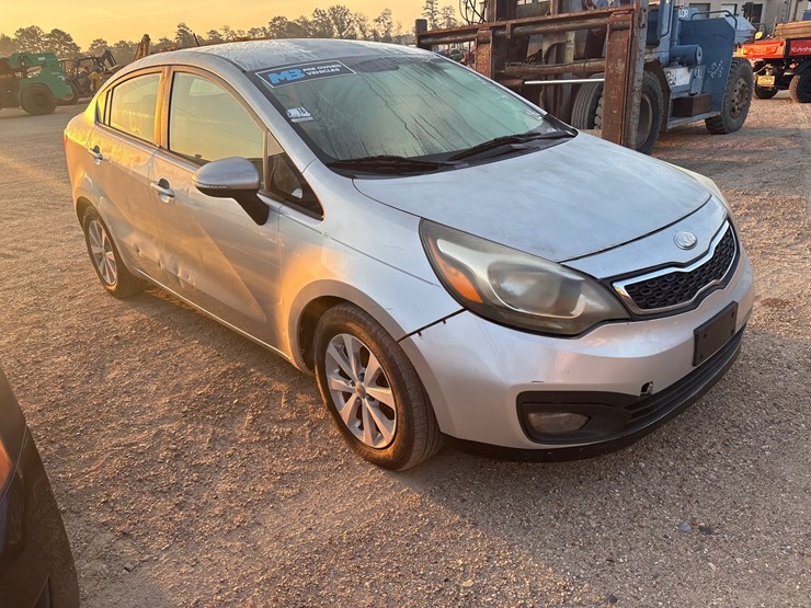 #826-•-2013-kia-rio-|-for-parts/repairs-image-2