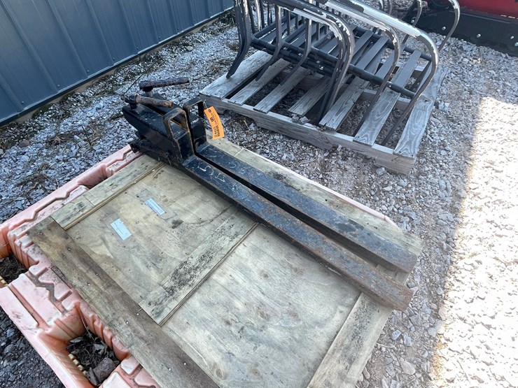 #2460-•-pair-of-clamp-on-pallet-forks-image-3
