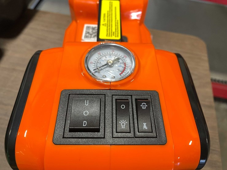 #8543-•-hydraulic-vehicle-jack-and-more-(cw)-image-5