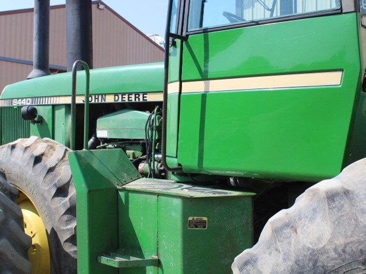 john-deere-8440-image-25