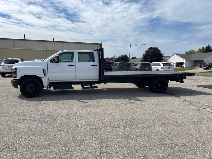 #1602-•-2022-chevrolet-6500hd-crew-cab-with-16'-flatbed-(has-wi-title)-(of)-image-8