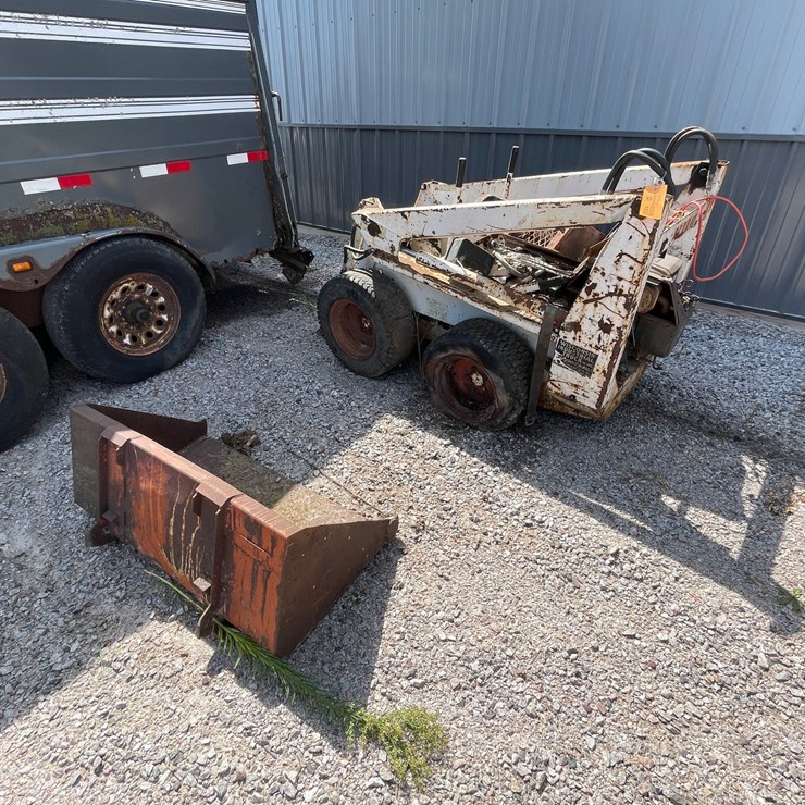 #2084 • Clark M371 Skid Loader Shell