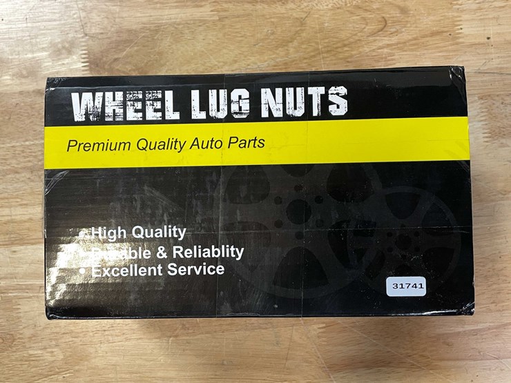 #8560-•-set-of-32-spike-lug-nuts-(pr13)-image-1