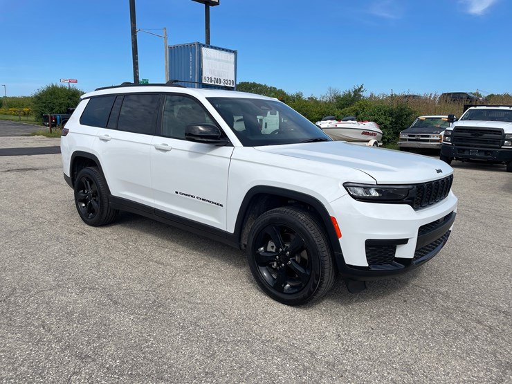 2025-jeep-grand-cherokee-laredo-image-3
