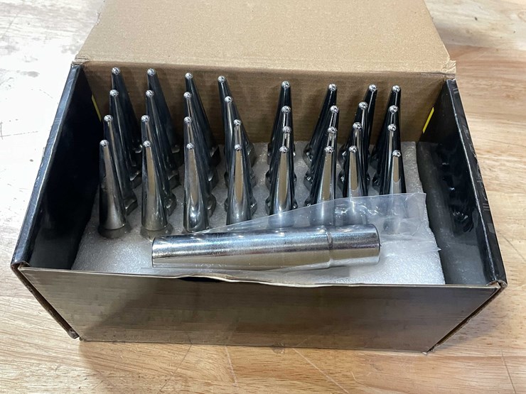 #8560-•-set-of-32-spike-lug-nuts-(pr13)-image-4