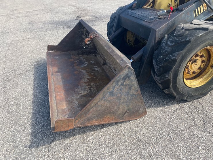 new-holland-l785-image-9