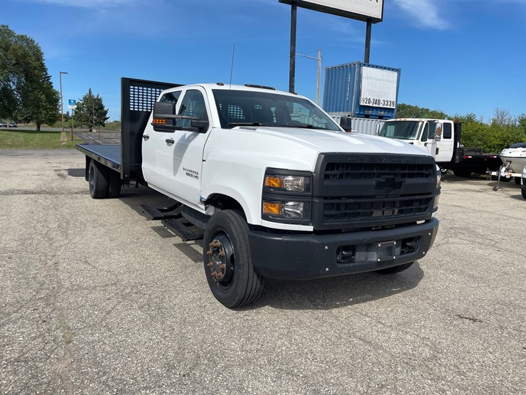 #1602-•-2022-chevrolet-6500hd-crew-cab-with-16'-flatbed-(has-wi-title)-(of)-image-3