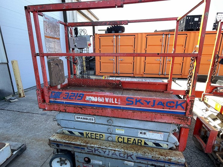 #1623-•-skyjack-3219-scissor-lift-(03)-image-1
