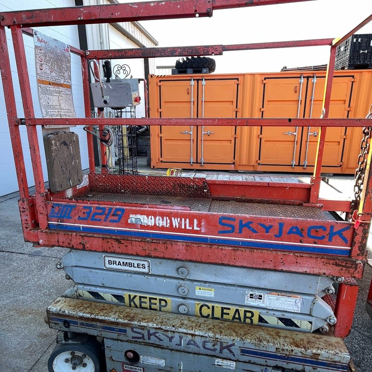 #1623 • Skyjack 3219 Scissor Lift (03)