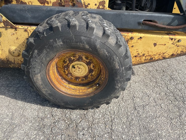 new-holland-l785-image-17