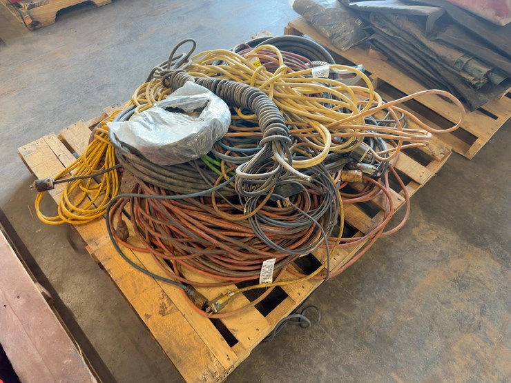 quantity-of-assorted-electrical-cords-image-4