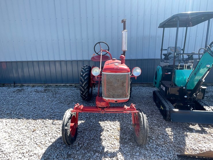 #2457-•-1948-farmall-cub-image-2