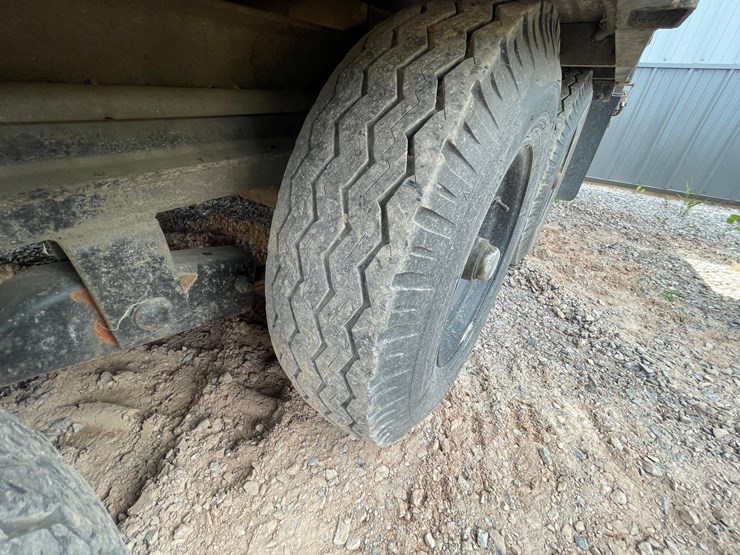 #2087-•-seed-tender-on-tri-axle-trailer-(no-title)-image-24
