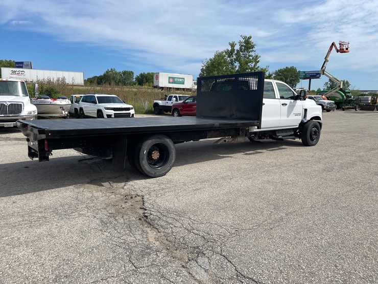 #1602-•-2022-chevrolet-6500hd-crew-cab-with-16'-flatbed-(has-wi-title)-(of)-image-5