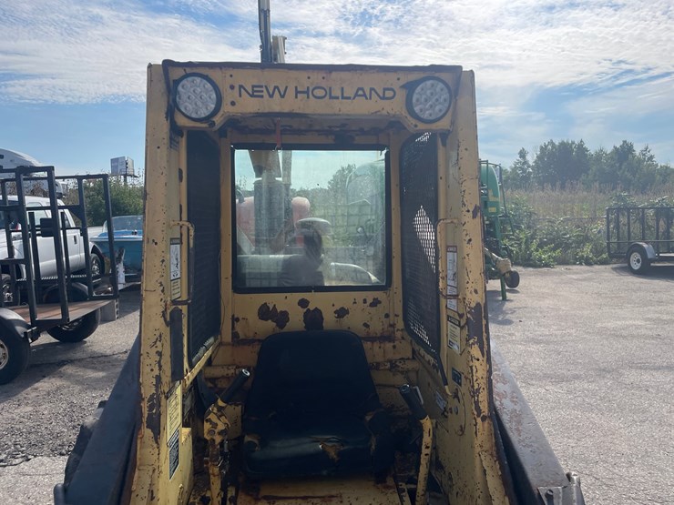 new-holland-l785-image-31