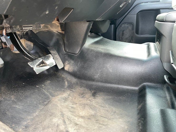 #1602-•-2022-chevrolet-6500hd-crew-cab-with-16'-flatbed-(has-wi-title)-(of)-image-18