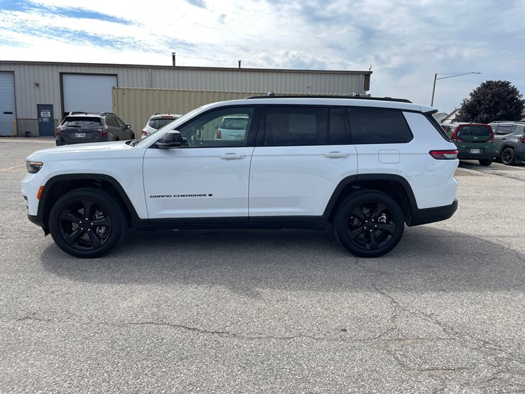 2025-jeep-grand-cherokee-laredo-image-8