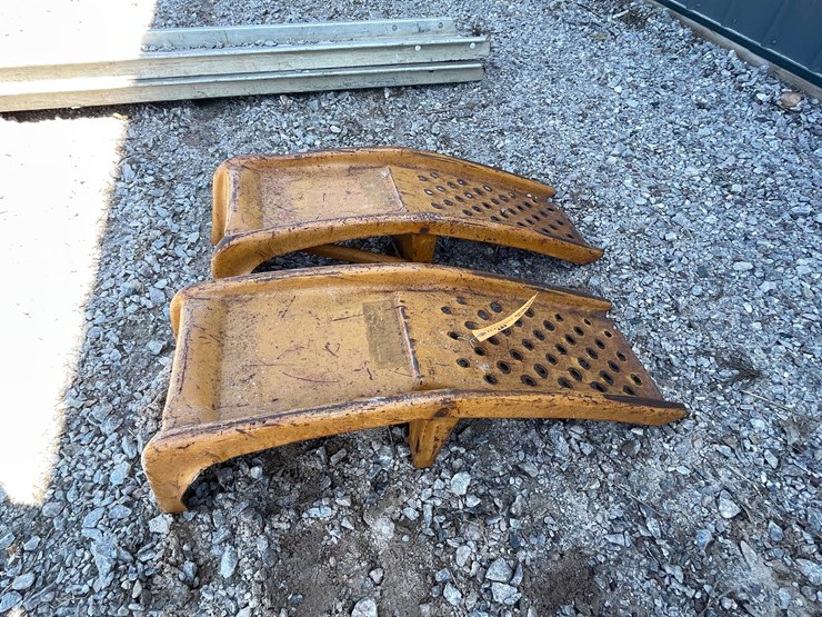 #2464-•-(2)-metal-car-ramps-image-4