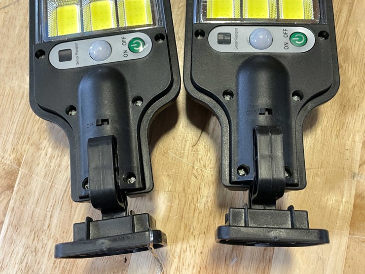 #8556-•-(2)-led-parking-lot/yard-lights-(pr13)-image-4