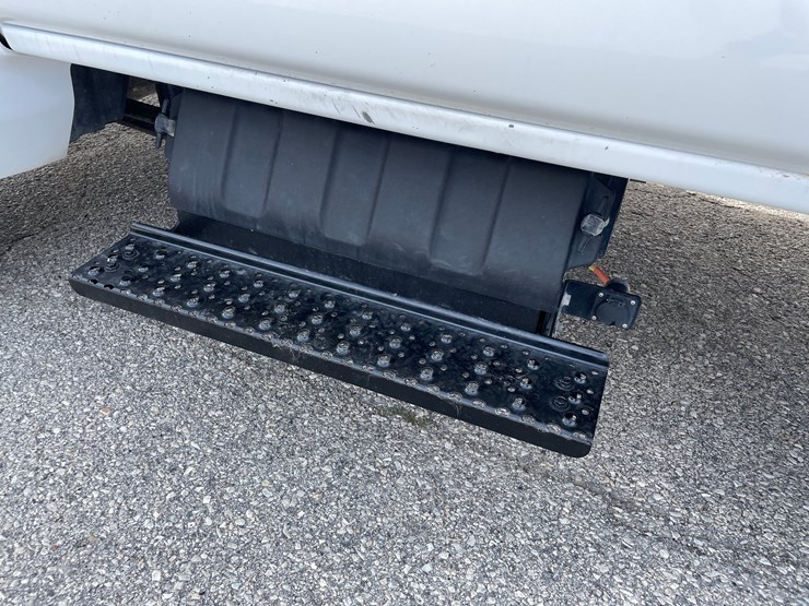 #1602-•-2022-chevrolet-6500hd-crew-cab-with-16'-flatbed-(has-wi-title)-(of)-image-15